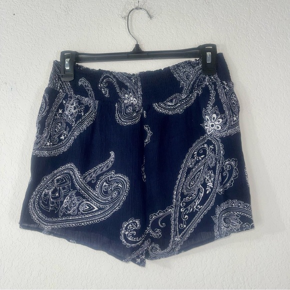 Altar’d State smocked waist and navy white paisley flowy flounce shorts medium - Picture 3 of 8